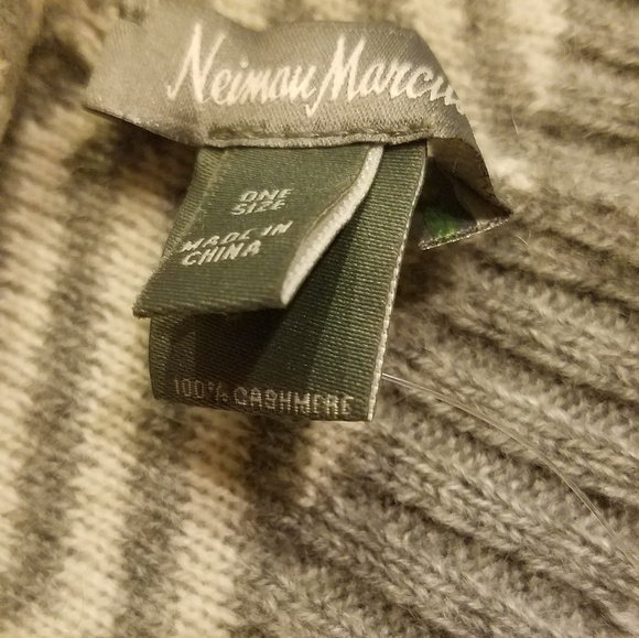 Neiman Marcus cashmere hat - Picture 3 of 3